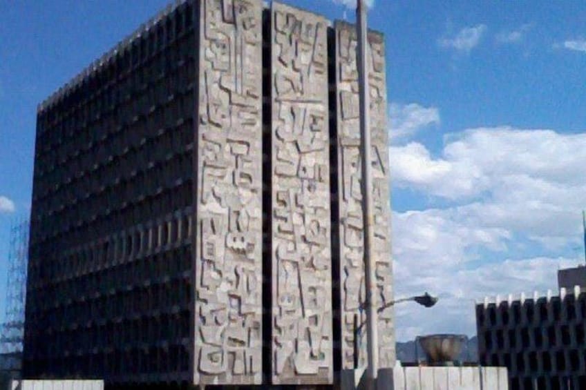 Ein modernes Gebäude mit einer einzigartigen Fassade, verziert mit filigranen Mustern, vor blauem Himmel. 4