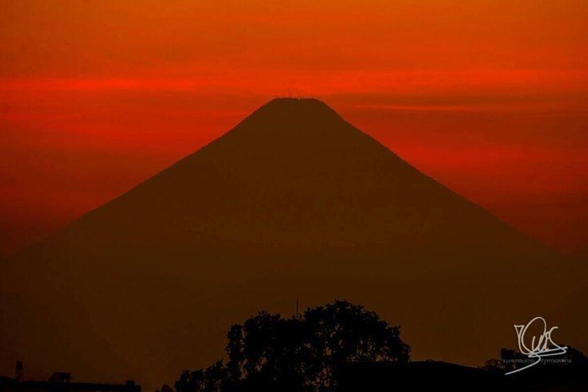 La silhouette d’une montagne se détachant sur le ciel au coucher du soleil. 1
