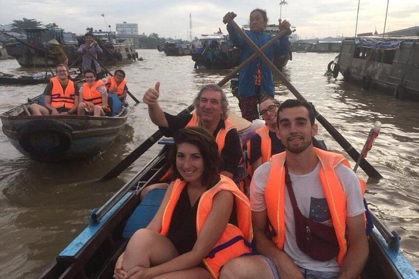 Personas en un bote con chalecos salvavidas, remando en un río. 3