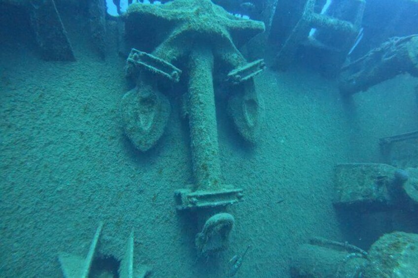 Un naufragio submarino con un ancla grande y cadenas. 4