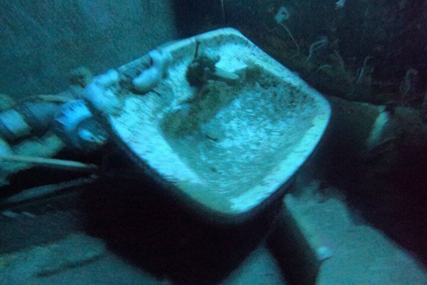 Escena submarina con una gran estructura de piedra rectangular, posiblemente parte de unas ruinas antiguas o un naufragio. 5