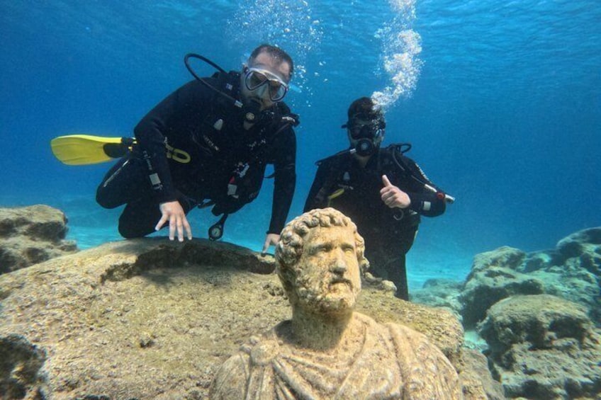 Discover Scuba diving at Green bay statues 1
