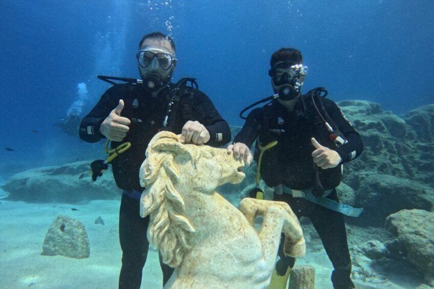 Discover Scuba diving at Green bay statues 3