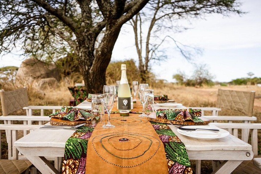 Breakfast with a view! ️✨ A beautifully set table awaits, offering guests a delicious meal with a stunning Serengeti backdrop after their unforgettable Miracle Experience flight. 2