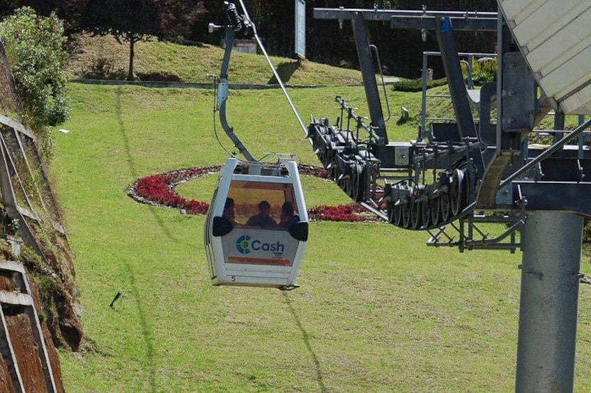 Un teleférico con la marca 'Cash' avanzando por unas vías. 1
