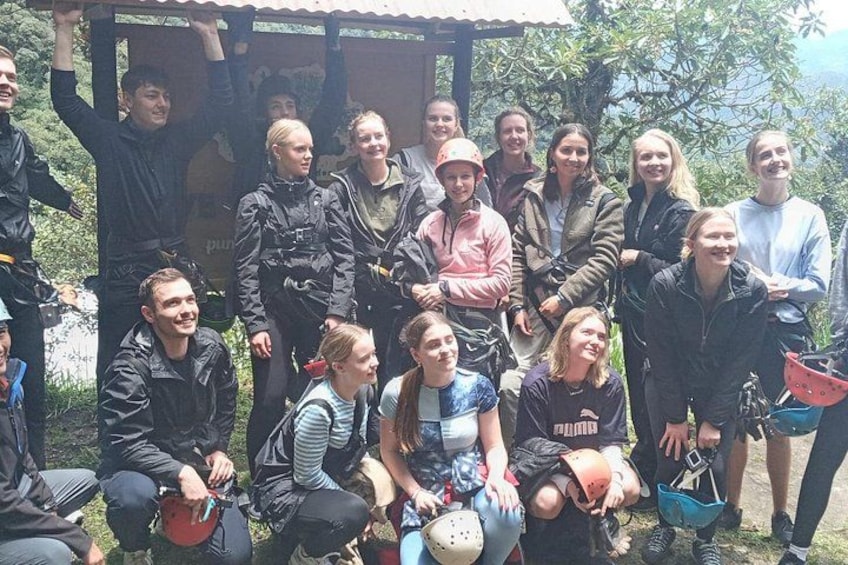 Un grupo de personas al aire libre, algunas con cascos y equipo, lo que sugiere una actividad como ciclismo o bicicleta de montaña. 2