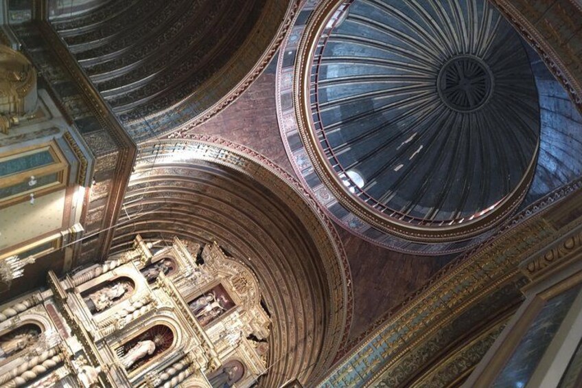 Un intérieur architectural somptueux, avec des plafonds en forme de dôme et des sculptures complexes. 3
