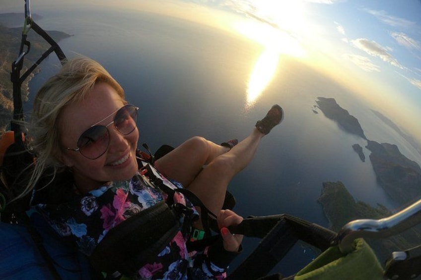 Une personne fait du parachutisme, porte une chemise à motifs floraux et le soleil est visible en arrière-plan. 2