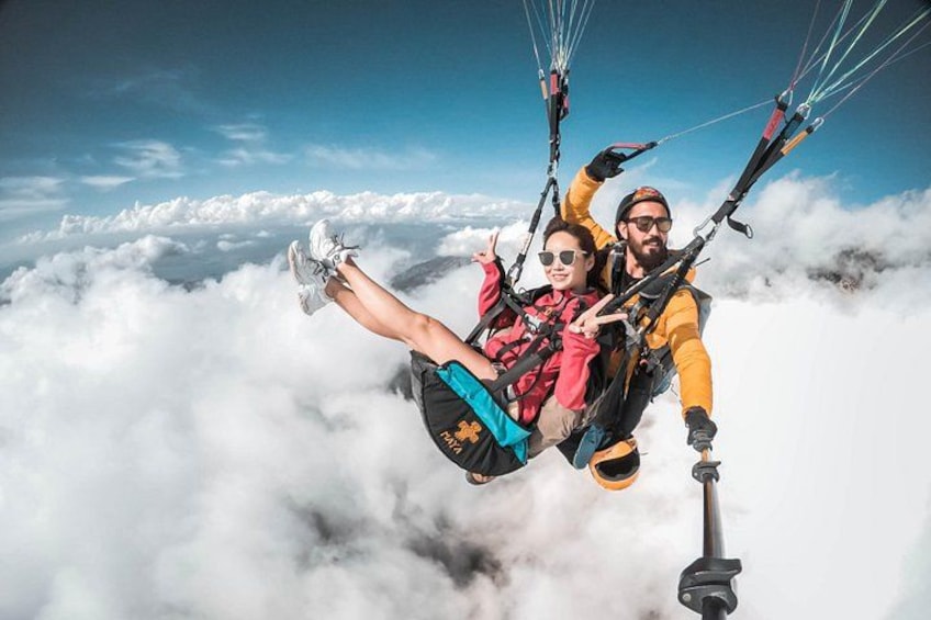 Une personne pratiquant le parapente au-dessus des nuages. 4