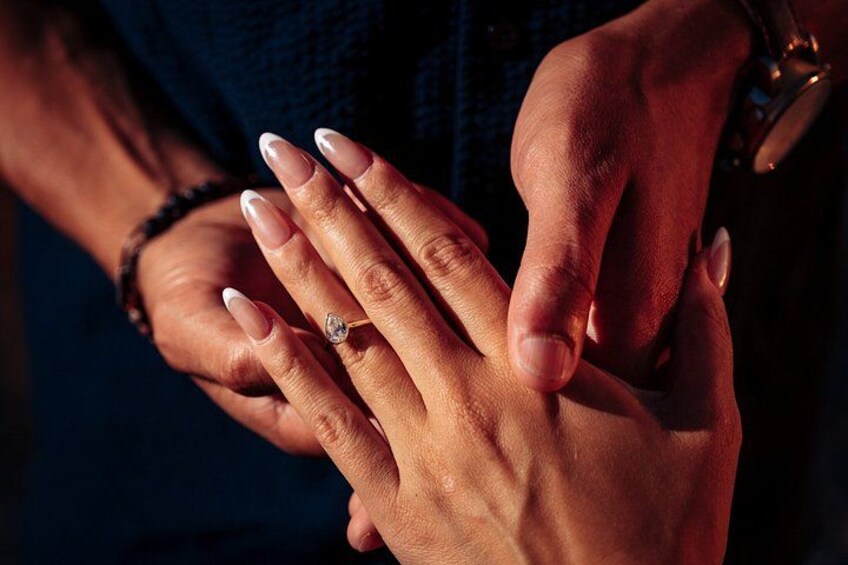 Handen met verzorgde nagels en een ring. 2