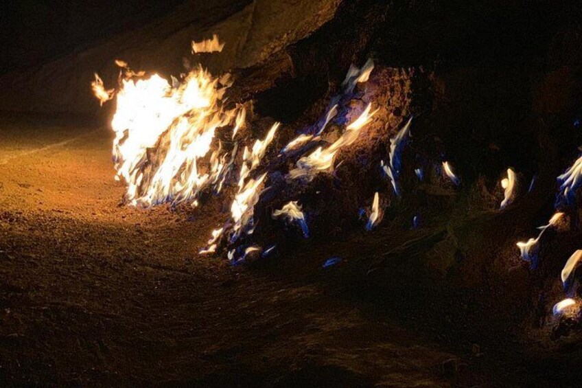 Ein Feuer brennt in einer Höhle. 4