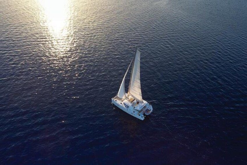Een zeilboot op rustig water, onder een heldere hemel. 2