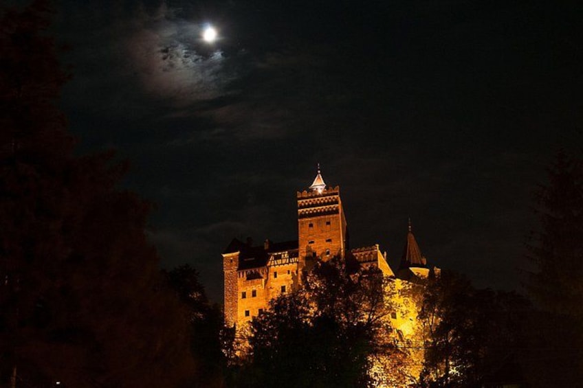 Eine Burg bei Nacht mit Vollmond am Himmel. 3