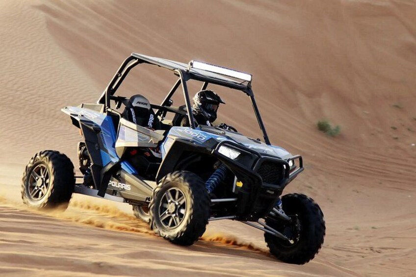 Un véhicule tout-terrain Polaris 1003 circulant sur un terrain sablonneux. 5