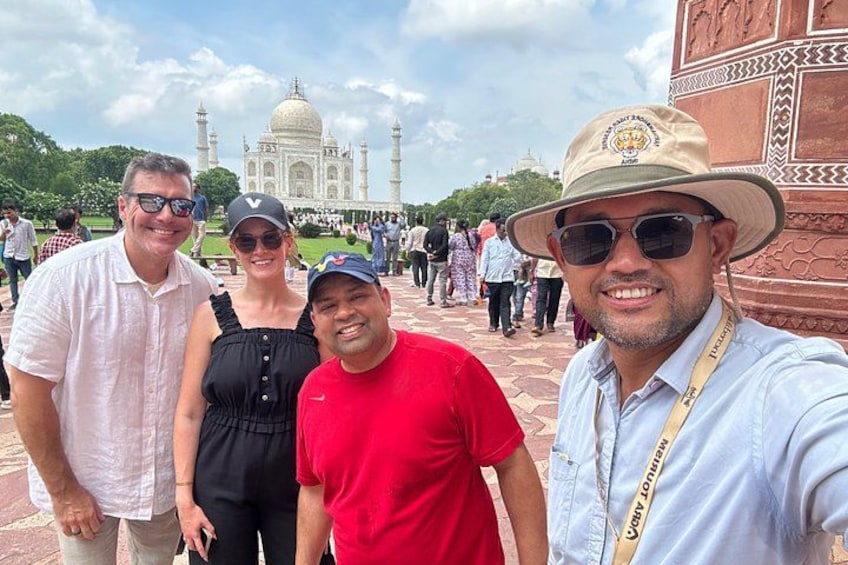 A group of people in front of the Taj Mahal. 2
