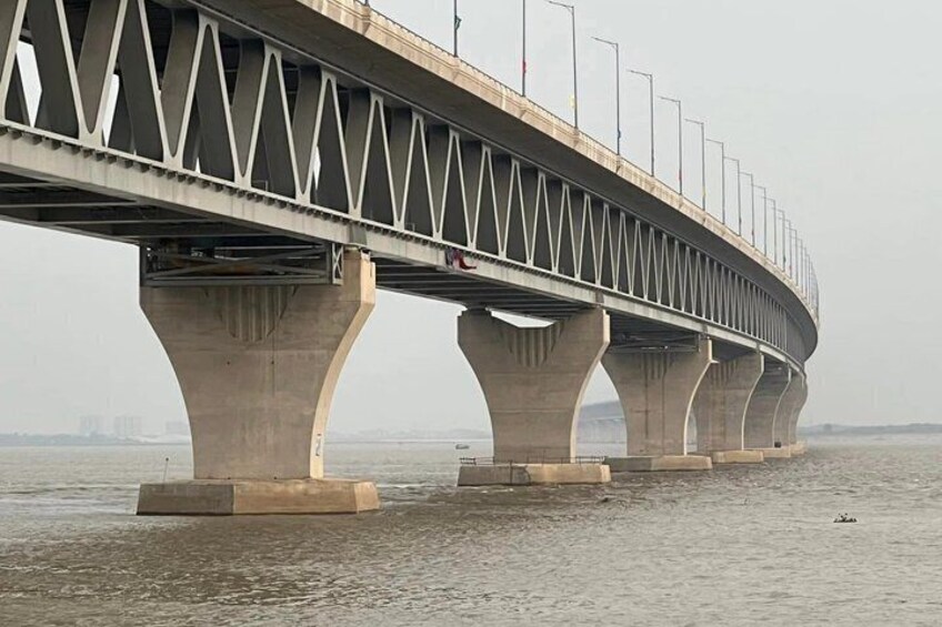 Un grand pont comportant plusieurs arches enjambant une étendue d’eau. 5
