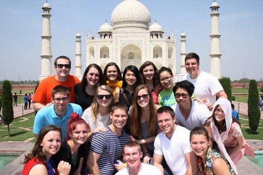 Un grupo de personas posando frente al Taj Mahal. 5