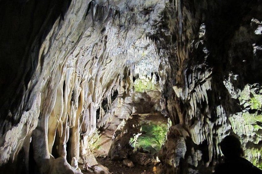 Eine Höhle mit Stalaktiten und Stalagmiten. 4