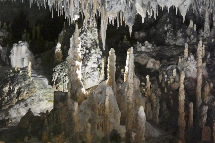 Eine Höhle mit Stalaktiten und Stalagmiten. 2