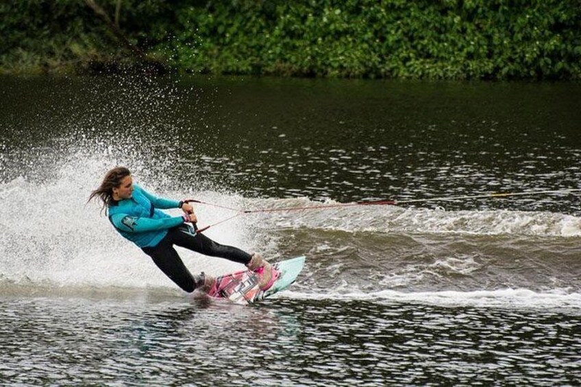 Iemand wakeboard achterop het water. 5
