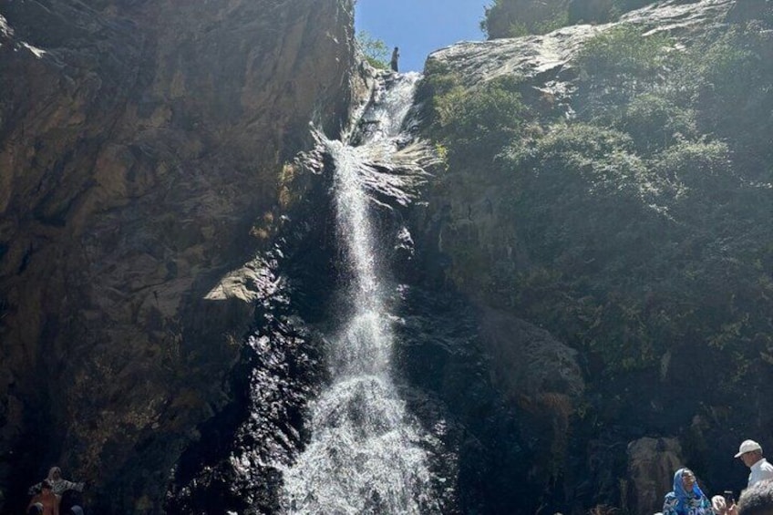 Una cascada que se precipita por un acantilado rocoso. 4
