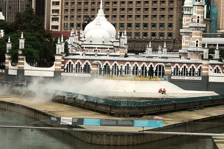 Una moschea con una grande cupola bianca e minareti, una fontana e un bacino d'acqua di fronte. 3