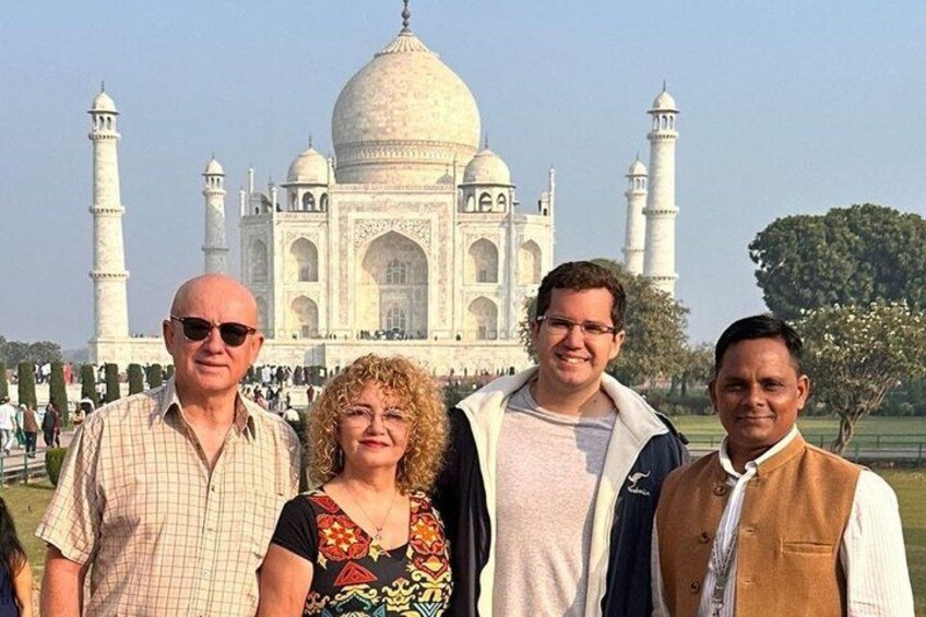 Eine Gruppe von Menschen steht vor dem Taj Mahal. 1