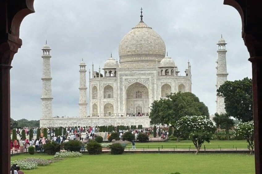 Das Taj Mahal mit seinen vier Minaretten, einer großen Kuppel und einem umlaufenden Garten. 1