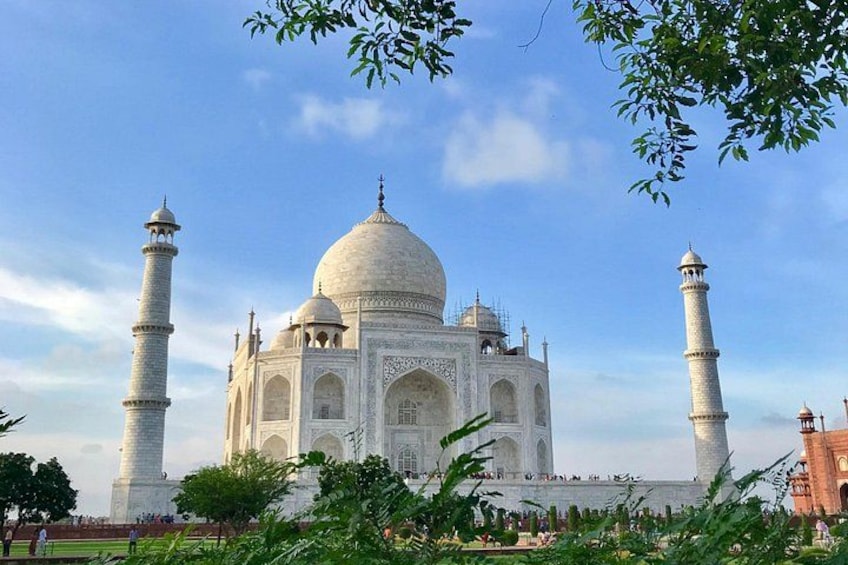 De Taj Mahal met vier minaretten, een grote centrale koepel en omliggende tuinen. 3