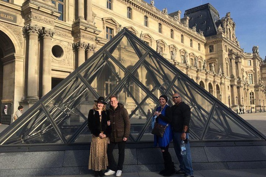 De Louvre Piramide met bezoekers voor de ingang. 2