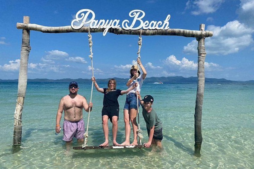 Un gruppo di persone su un'altalena a Panya Beach. 3