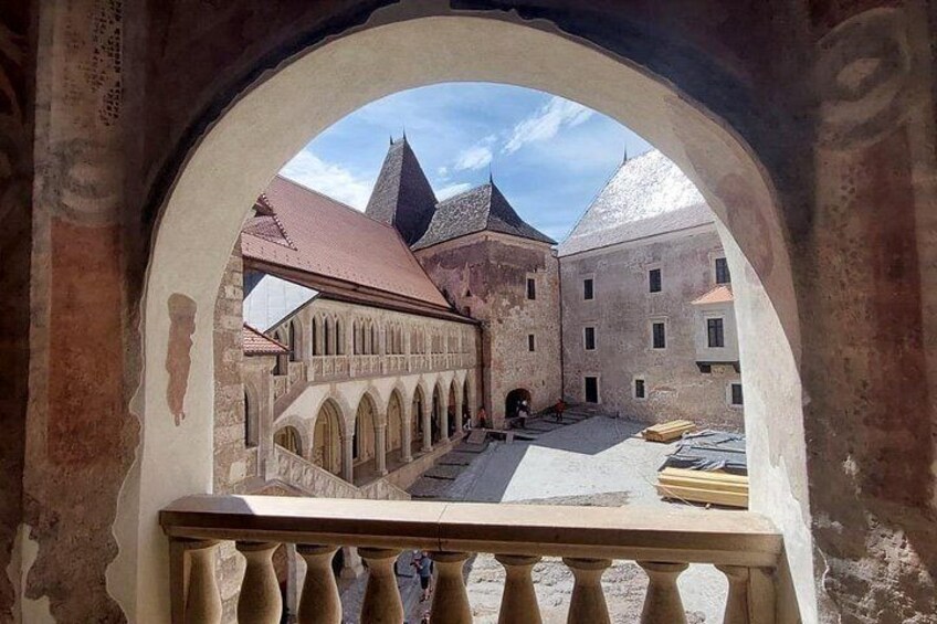 Una ventana arqueada con vista a un patio interior, con un edificio al fondo. 5