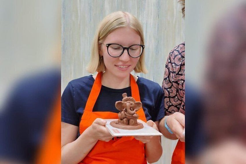 Una persona sosteniendo una escultura de chocolate. 2