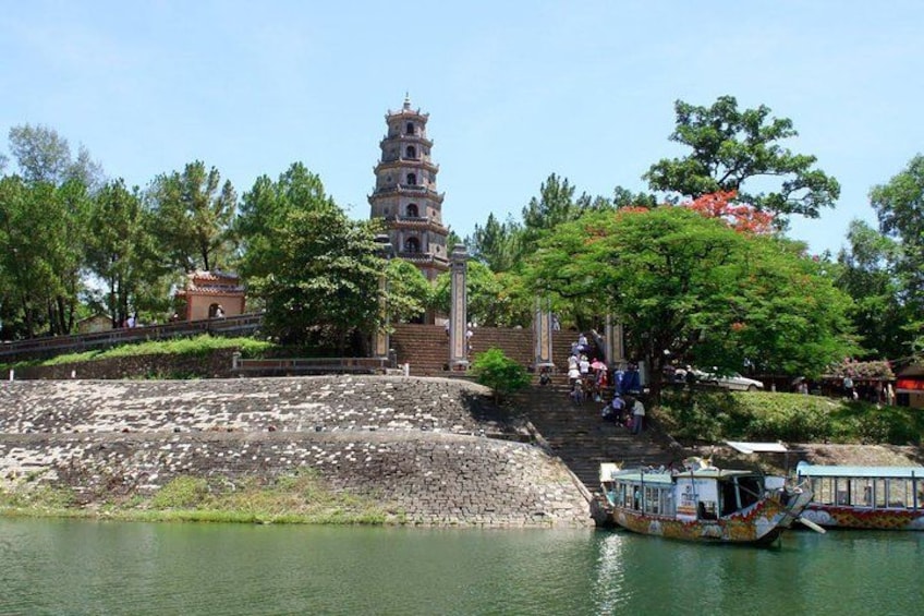 Una pagoda, un barco y un puente sobre un río. 2