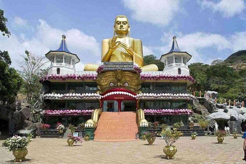 Outside of the dambulla cave temple, Srilanka 2