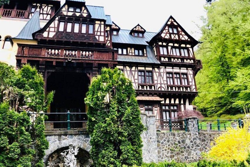 Une maison à colombages avec un pont de pierre devant. 2