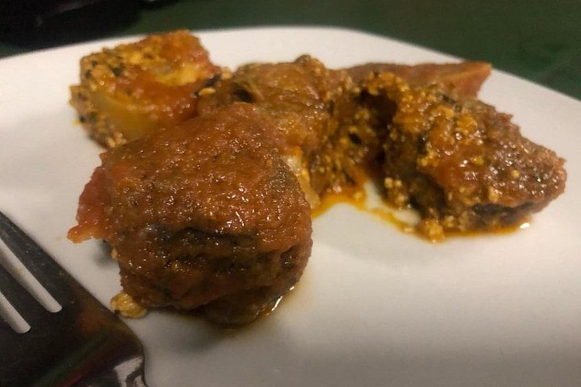 Un plato con alimentos, incluyendo una hamburguesa y un pastel horneado, posiblemente una tarta. 1