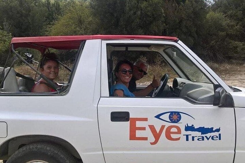 Ein weißes Fahrzeug mit rotem Dach und dem Schriftzug 'Eye Travel' an der Seite. 3