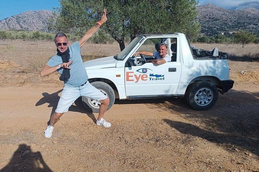 Ein Mann tanzt vor einem weißen Pickup, auf dem 'Eye Travel' steht. 2