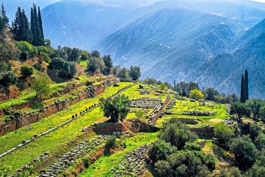 Campos en terrazas, ruinas antiguas y un paisaje montañoso. 4