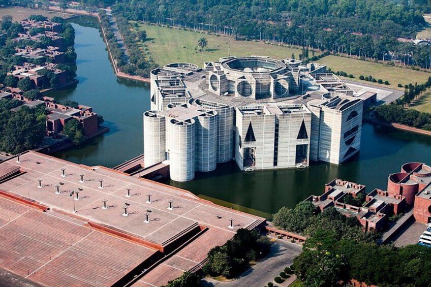 A large dam with multiple water reservoirs and a river flowing through a landscaped area. 2