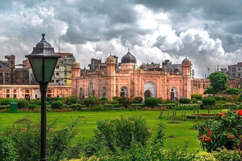 Dhaka: Historical Lalbagh Fort from Mughal Dynasty