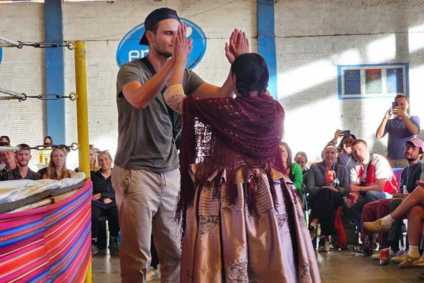 Ett par dansar i ett rum inför en publik. 4