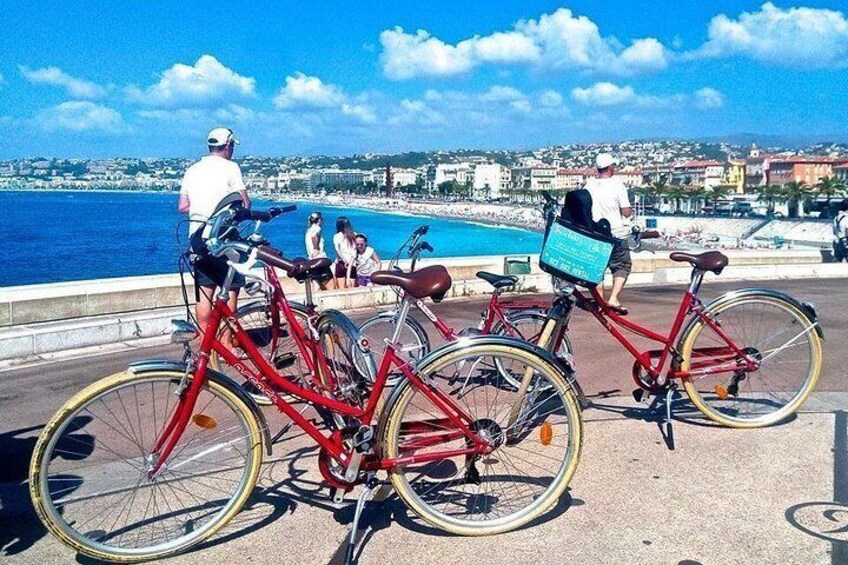Zona costera con bicicletas rojas estacionadas cerca de la playa. 3
