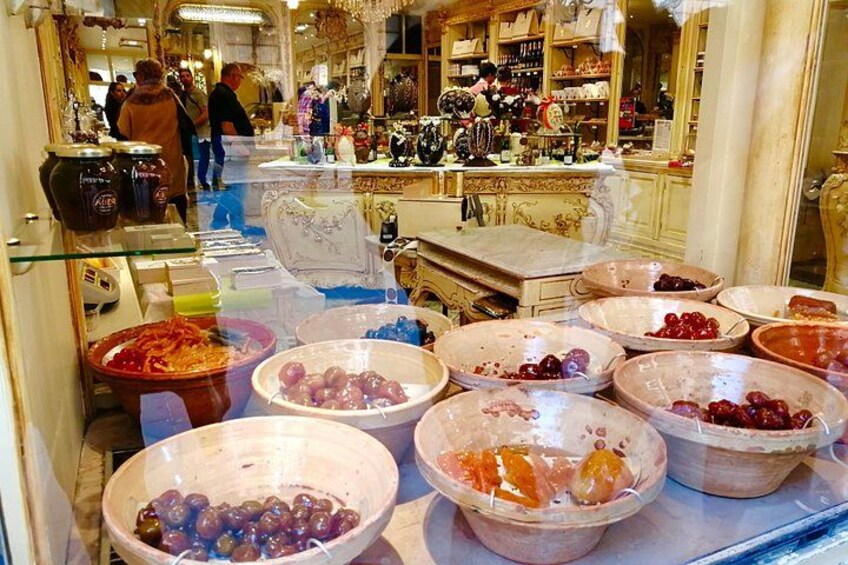 Un marché où l'on trouve divers fruits présentés dans des bols, ainsi que des objets en céramique. 3