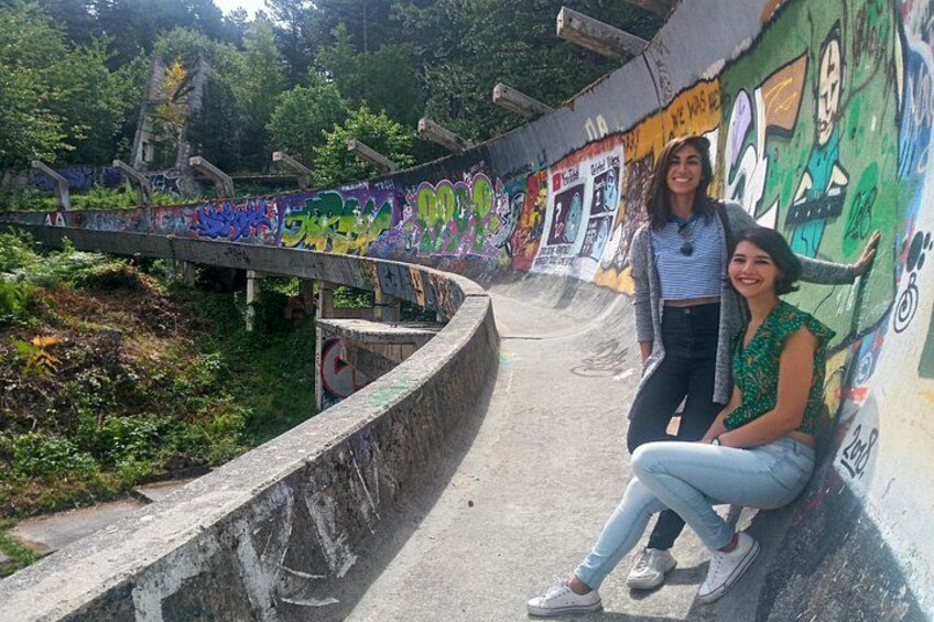 Una pista de skate con paredes cubiertas de grafitis y una rampa de hormigón. 3