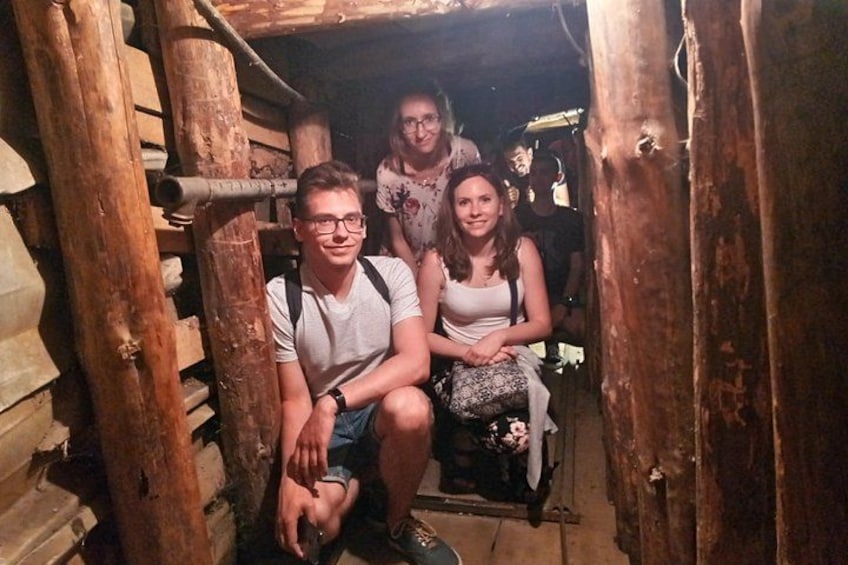 Una estructura de madera rústica con una persona sentada en su interior. 1