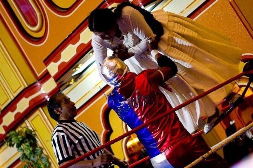 Un ring de boxeo con un árbitro y dos participantes en un combate. 1
