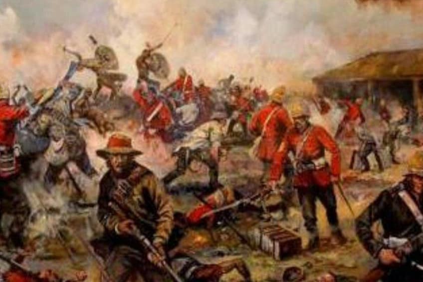 Escena de batalla histórica con soldados en uniformes rojos, algunos a caballo y otros a pie, en medio del humo y el caos. 2