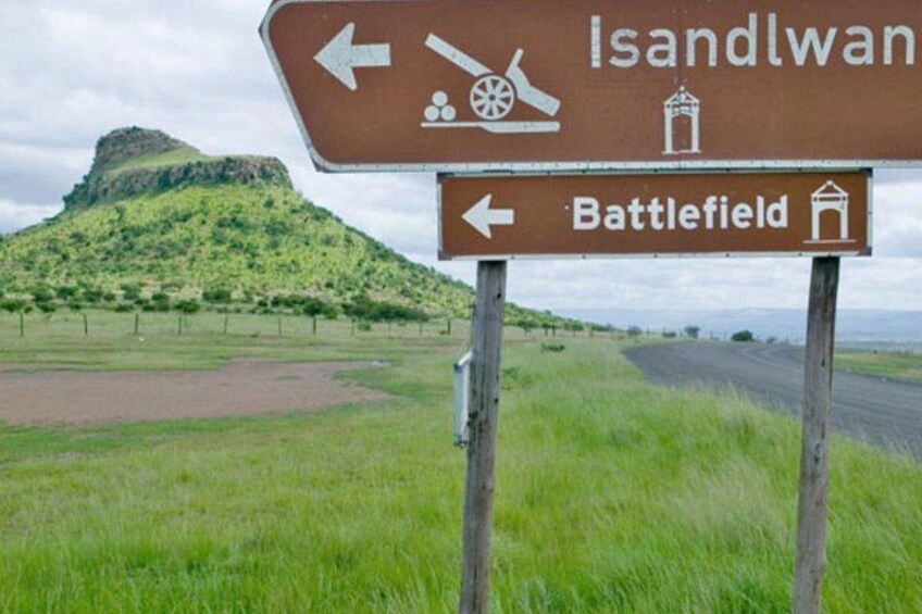 A directional sign with arrows pointing to Isandlwan and Battlefield. 1
